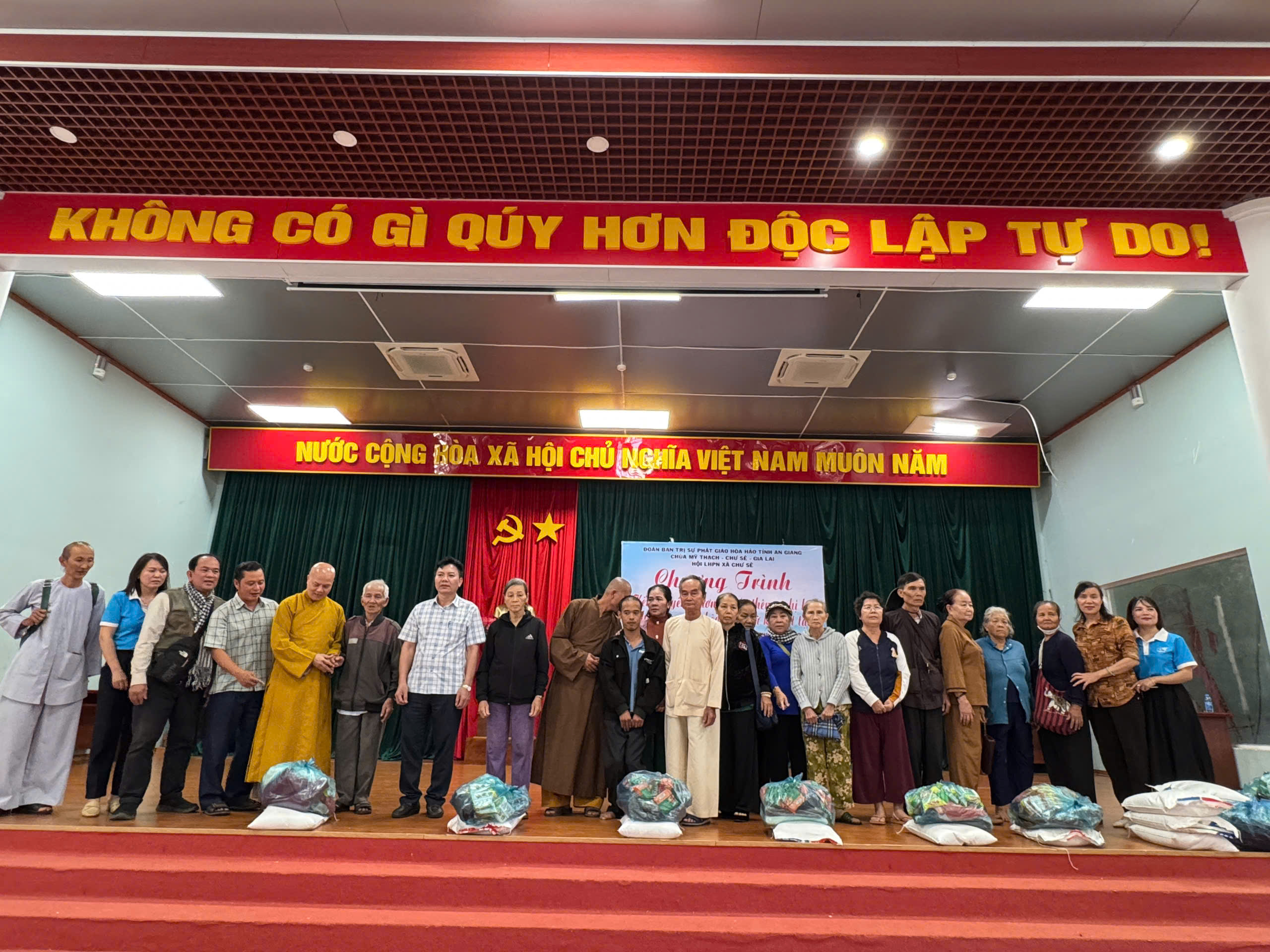 Chùa Mỹ Thạch phát quà cho đồng bào nghèo xã Chư Sê và Phú Thiện